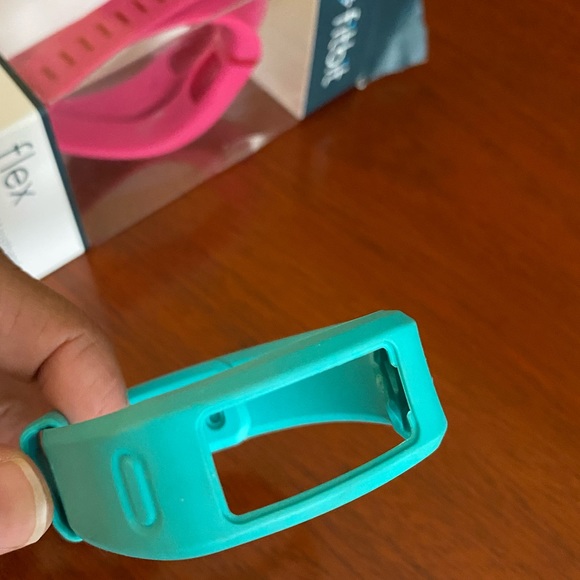 FitBit FLEX WIRELESS - Picture 3 of 5